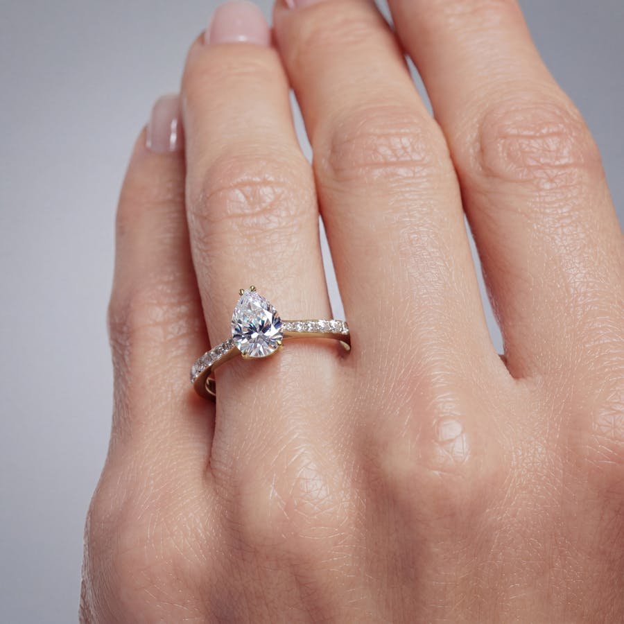 Paris pavé pear hand YG