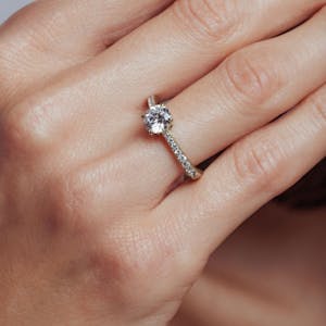 Paris pavé round hand YG