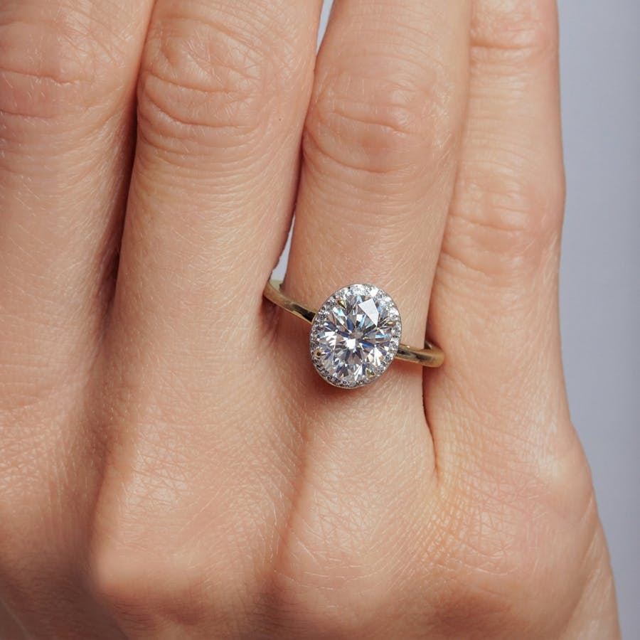 Venice crown pavé oval hand YG