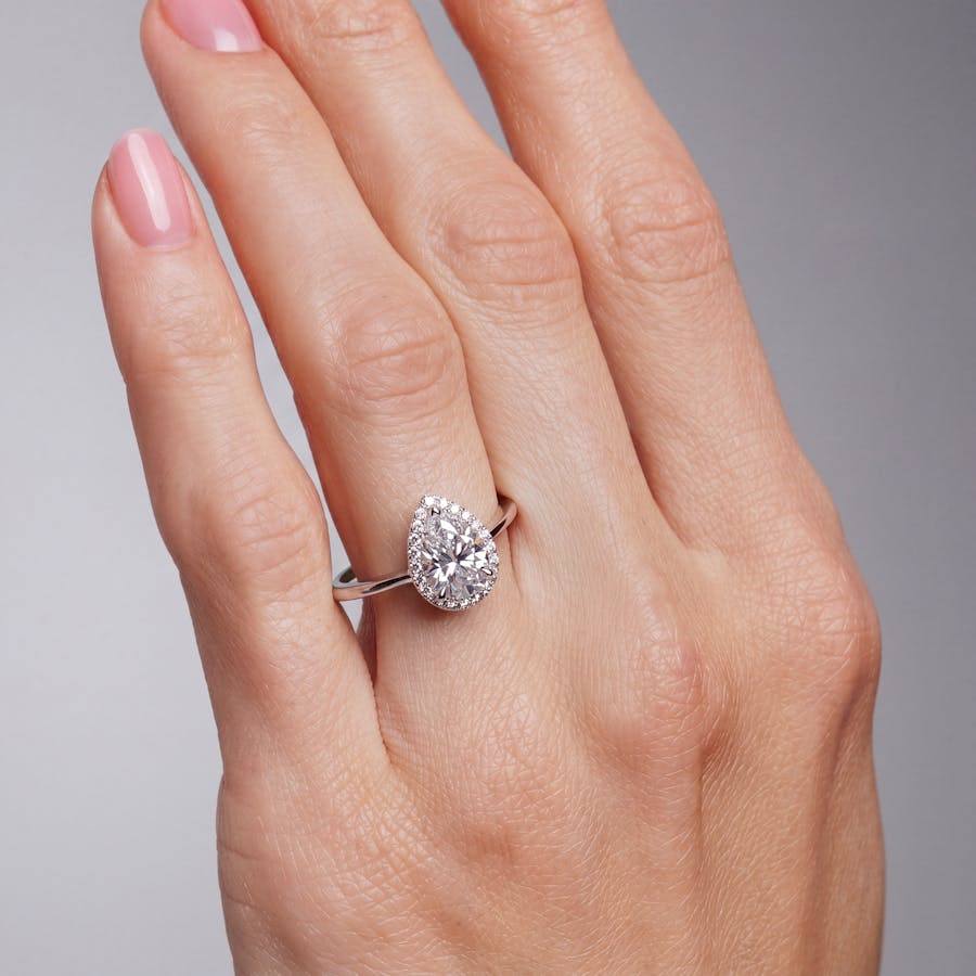 Venice crown pavé pear hand WG