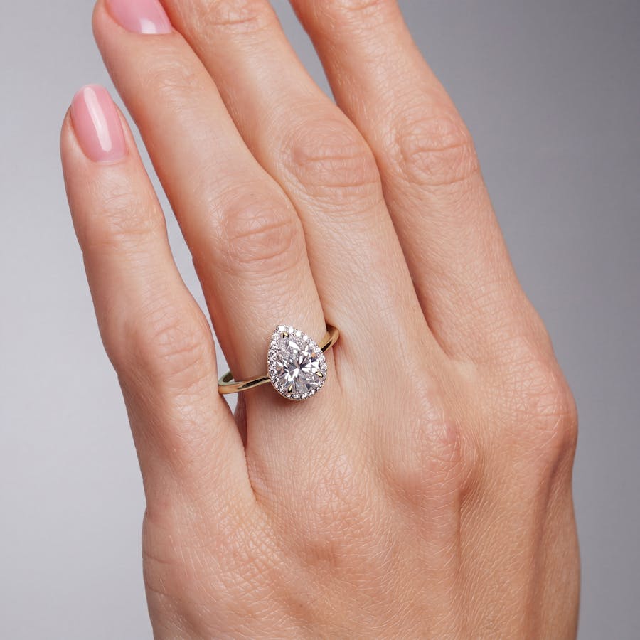 Venice crown pavé pear hand YG