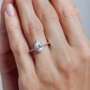 Venice full pavé pear hand WG